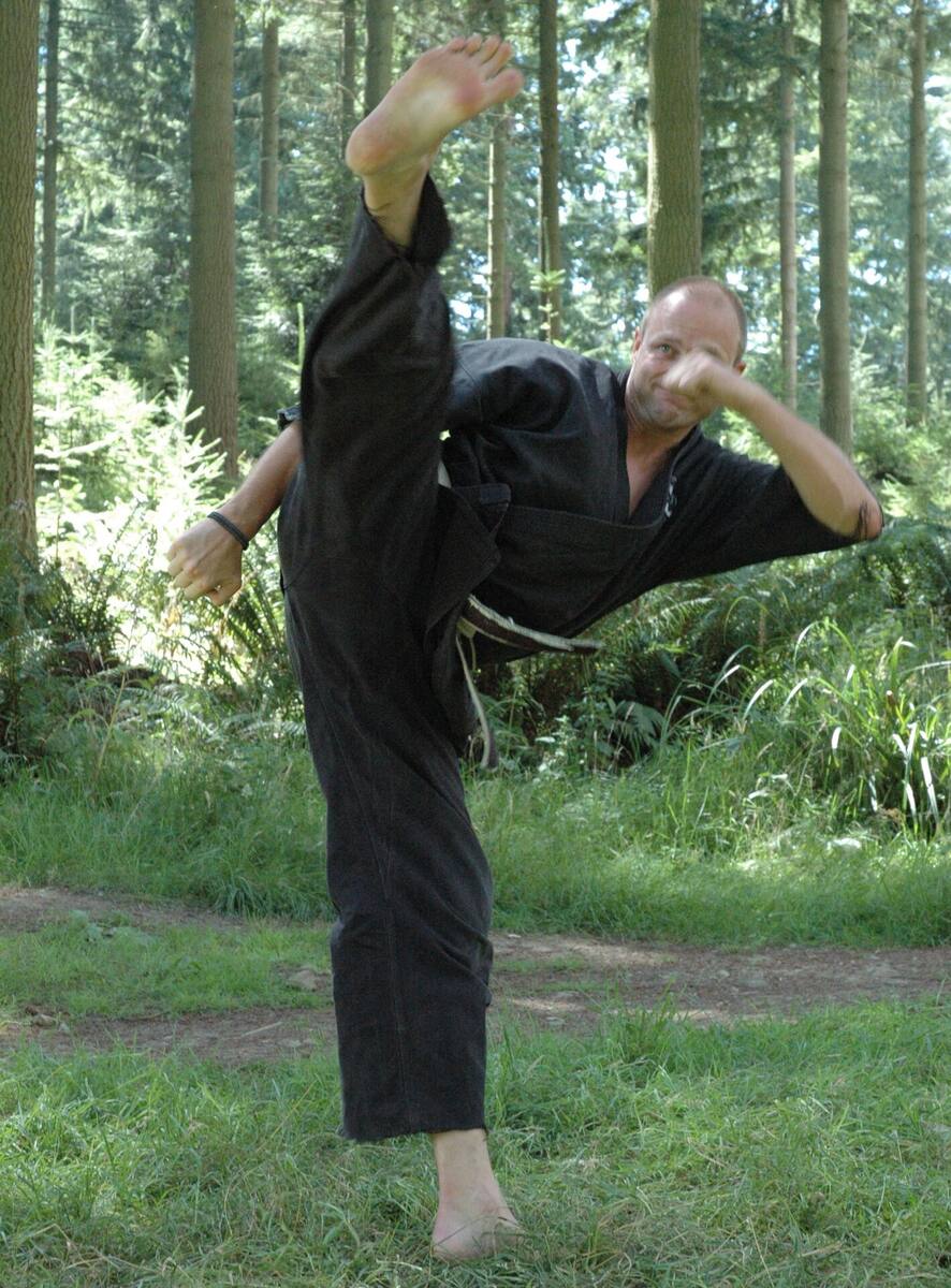 Shihan high kick outdoors